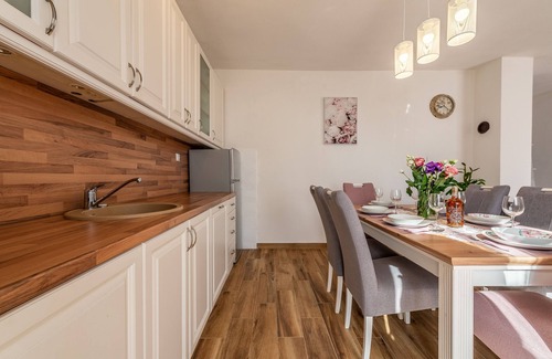 Preko House | Little House by the Sea, Beachfront, Parking, WiFi