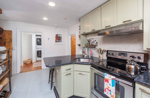 Staunton House | Little House in Historic Downtown Staunton - short walk to shops, dining, & more