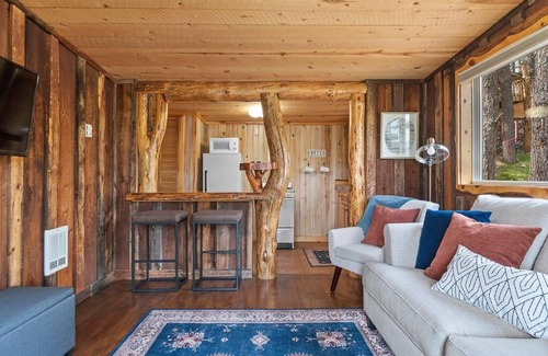 Custer House | Little Joy Cathedral Spires View BHBungalows #4