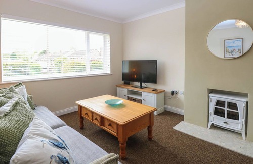 Dersingham House | LITTLE LODGE, pet friendly, with a garden in Dersingham