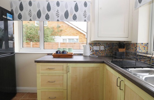 Dersingham House | LITTLE LODGE, pet friendly, with a garden in Dersingham