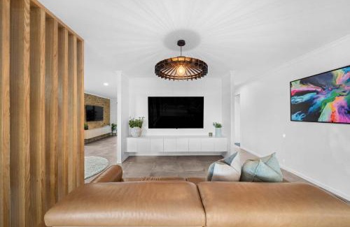 Little Mountain House | Little Mountain Modern Acreage Retreat