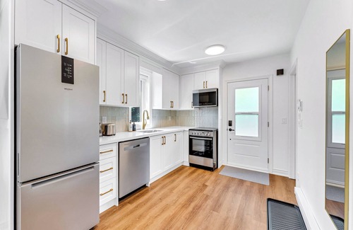 Dufferin Grove Apartment | Little Portugal | 20 mins Queens Park | DowntownTO