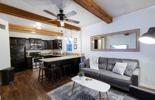 Boerne House | “Little Red”- Quaint&Cozy Farmhouse, walk to Main!
