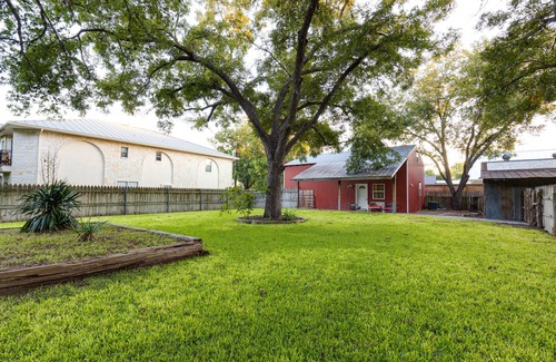 Boerne House | “Little Red”- Quaint&Cozy Farmhouse, walk to Main!