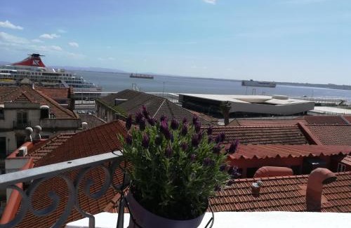 Santo Estevao Apartment | Little River View Triplex in Alfama