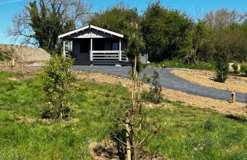 Tudenham Apartment | LITTLE ROCK RETREAT Log Cabin with Hot Tub