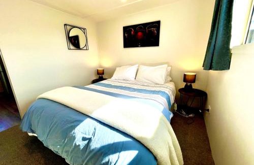 Mangakino House | Little Running Bear Cottage - comfy and cozy
