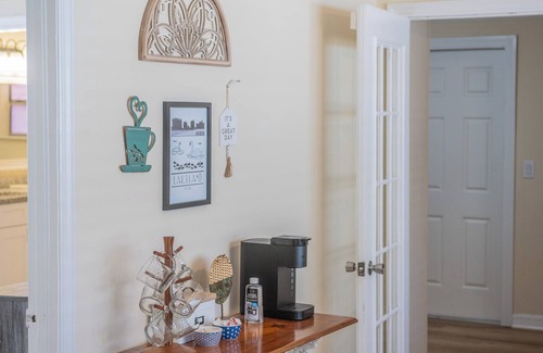 Dixieland House | Live Like a Local in Lakeland’s Coziest Bungalow- Foosball, Fountain & Fast WiFi