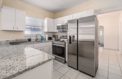 Dixieland House | Live Like a Local in Lakeland’s Coziest Bungalow- Foosball, Fountain & Fast WiFi