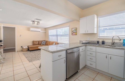 Dixieland House | Live Like a Local in Lakeland’s Coziest Bungalow- Foosball, Fountain & Fast WiFi