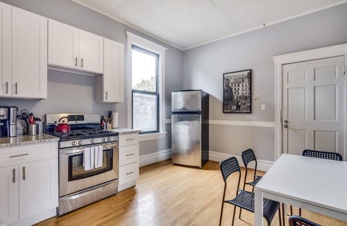 Wicker Park Apartment | Live Like a Local on This Quiet Tree-Lined Street - Close to Bucktown/Wicker Park by RedAwning