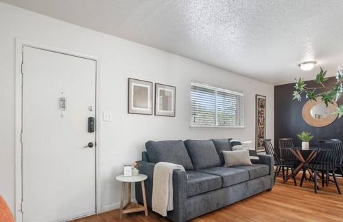 North Loop Apartment | Live Like a Local | Private Apt w/ King Bed + Pool