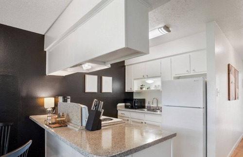 North Loop Apartment | Live Like a Local | Private Apt w/ King Bed + Pool