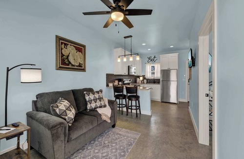 Fredericksburg House | Live Oak Cabins-Sleeps 8 w/Hot-Tubs