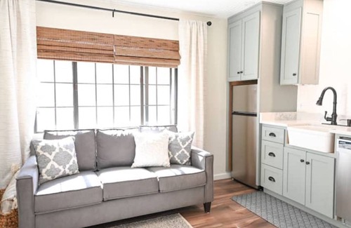Prather Cottage | Live Oak Cottage- Adorable-2 beds Christian Owned
