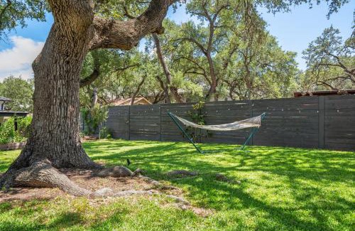 South Lamar Villa | Live Oak Hideaway