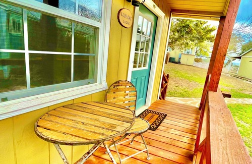 Dripping Springs Cottage | LIVE OAK LODGE: Charming Cabin at THE ALEXANDER AT CREEK ROAD for 2-4 Guests