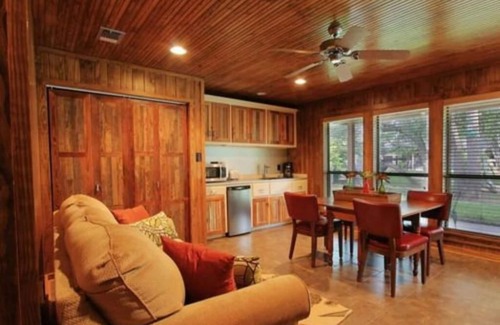 Uvalde Bed & Breakfast | Live Oaks Bed and Breakfast