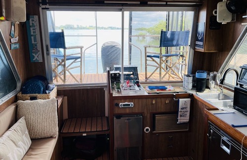 Osprey Boat Rental | Live on the water in a Sarasota Houseboat in a beautiful setting.