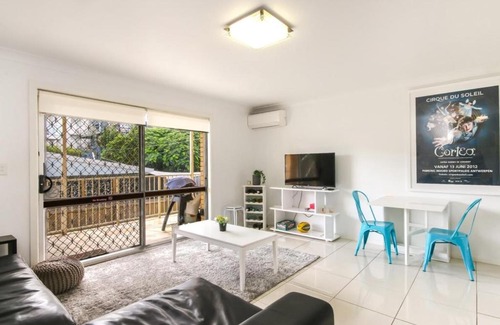 Bilinga Apartment | Live the Beach Life Wifi - AC - Beach Bicycles