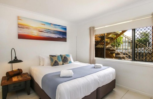 Bilinga Apartment | Live the Beach Life Wifi - AC - Beach Bicycles