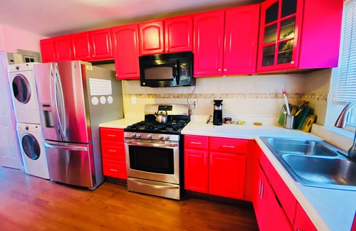 Williamsbridge House | Live the Dream at NYC Barbie’s House: Chic 4-Bed, 2.5-Bath Bronx Getaway!