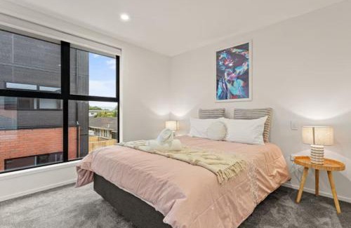 Henderson House | Lively and Charming Townhouse