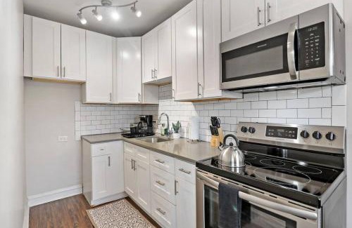 Hyde Park Apartment | Lively & Fully Furnished 1BR Apartment - Kenwood 408