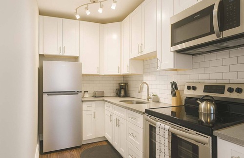 Hyde Park Apartment | Lively & Fully Furnished 1BR Apartment