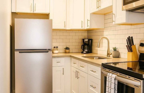 Hyde Park Apartment | Lively & Fully Furnished 1BR Apartment
