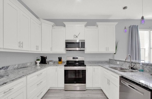 Courier City - Oscawana House | Lively SoHo Luxury Townhome in Hyde Park!
