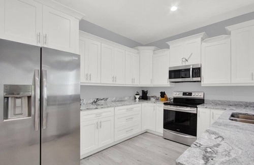 Courier City - Oscawana House | Lively SoHo Luxury Townhome in Hyde Park!