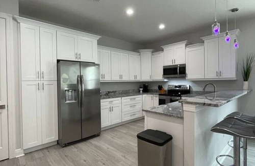 Courier City - Oscawana House | Lively SoHo Luxury Townhome in Hyde Park!