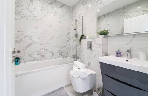 Slough Apartment | Livestay Luxury 2Bed Apartment with Free Parking