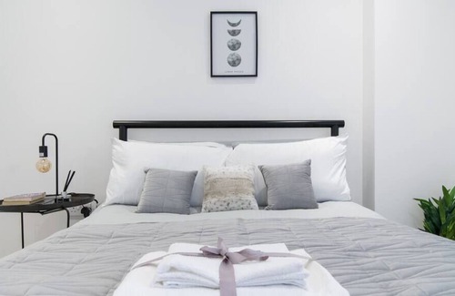 Slough Apartment | Livestay Luxury 2Bed Apartment with Free Parking