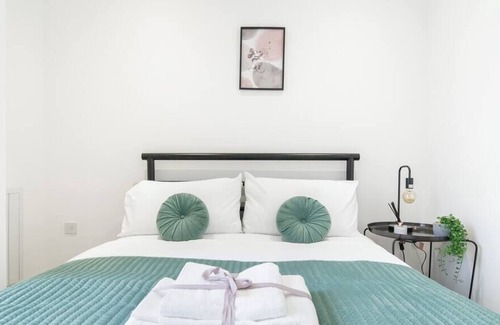 Slough Apartment | Livestay Luxury 2Bed Apartment with Free Parking