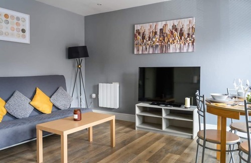 Farnham Common Apartment | Livestay One Bed Apt in Slough with FREE Parking