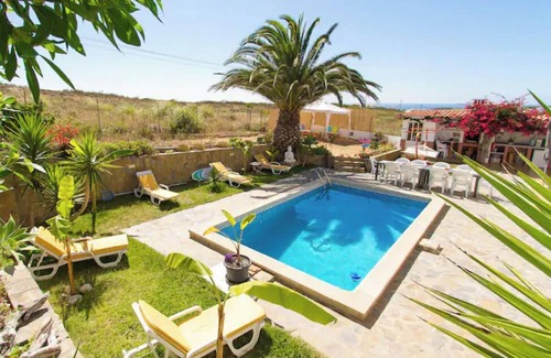 Bocanegra Sector 4 House | Living Lodge Portugal - Private Shower w/Pool View