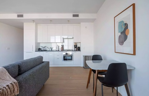 Logan Circle Apartment | Liz by Black Swan 508 (1/1, Cap 2)