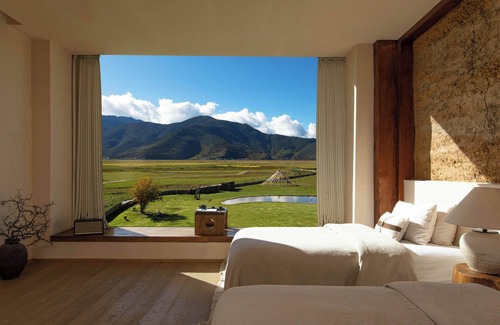 Shangri-La Hotel | Liz's heart is in the sky