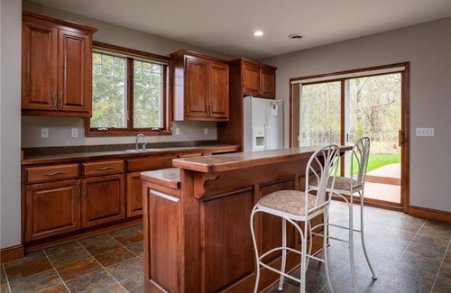 Andover House | LL private access unit w/lux beds, pool table, theater room, Xbox/wifi.