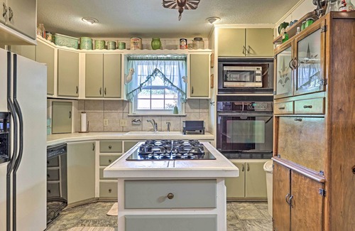 Llano House | Llano Home with Yard: Walk to Restaurants!