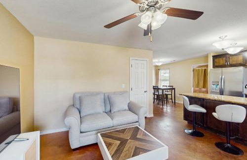 Kingsland House | Llano River Getaway