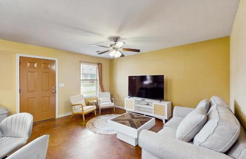 Kingsland House | Llano River Getaway