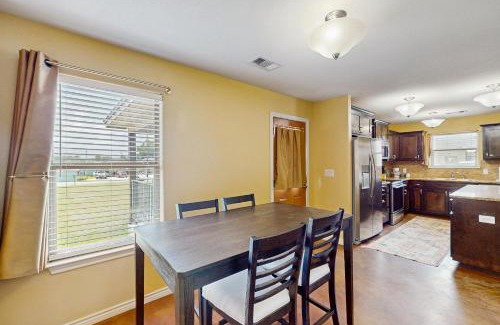 Kingsland House | Llano River Getaway