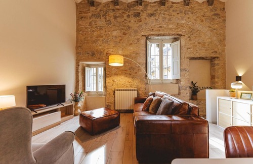 Old Town Apartment | Llebre Duplex - Holiday Apartment Rental in Girona | Bravissimo