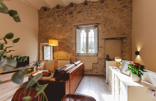Old Town Apartment | Llebre Duplex - Holiday Apartment Rental in Girona | Bravissimo