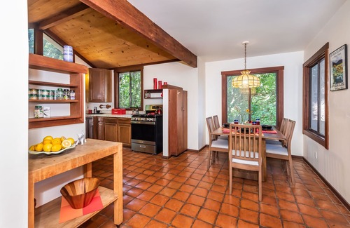 Inverness House | Lloyd's Lookout - spacious 3 bed retreat with stunning bay views