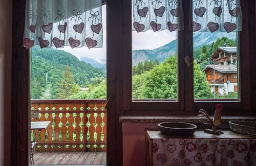 Valtournenche Apartment | "LO MEQUIO DE EMILIE," spectacular views, 2 steps from downtown and shuttles